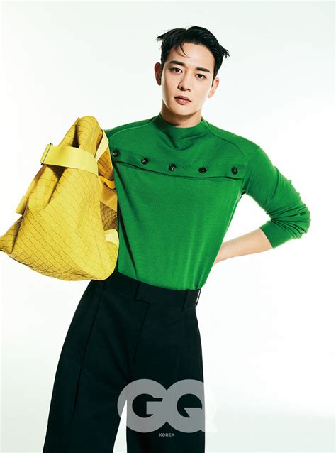 SHINee's Minho suavely pulls off high fashion styles in 'GQ